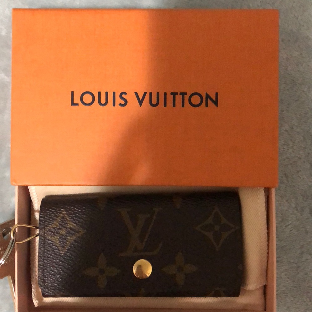 10/10 condition Louis Vuitton 4-keyring holder